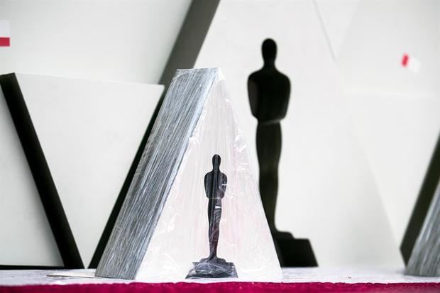 Fotografía de archivo de la vista de la silueta de un Óscar en el área de la alfombra roja.