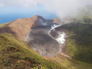 El volcán La Soufriere en San Vicente y las Granadinas en plena erupción