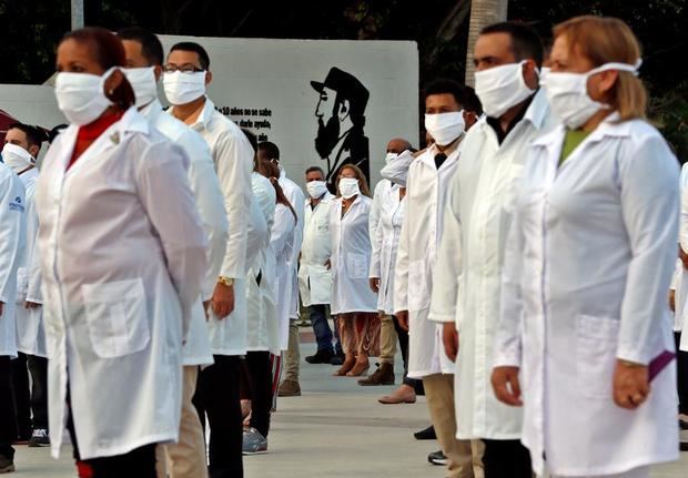 Médicos participan en un acto de despedida de su grupo, momentos antes de salir para el aeropuerto internacional José Martí, el pasado 25 de abril en La Habana, Cuba.