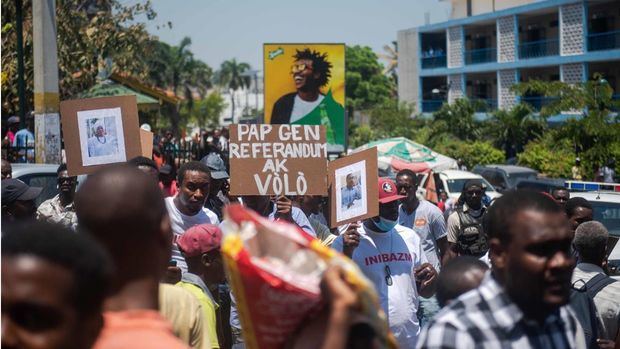 Manifestantes gritan consignas, tras una misa en la iglesia de San Pedro de Pétion-Ville, hoy en Puerto Príncipe. Los obispos de Haití celebraron una misa de protesta contra los secuestros, después del rapto de doce religiosos ocurrido el pasado fin de semana.