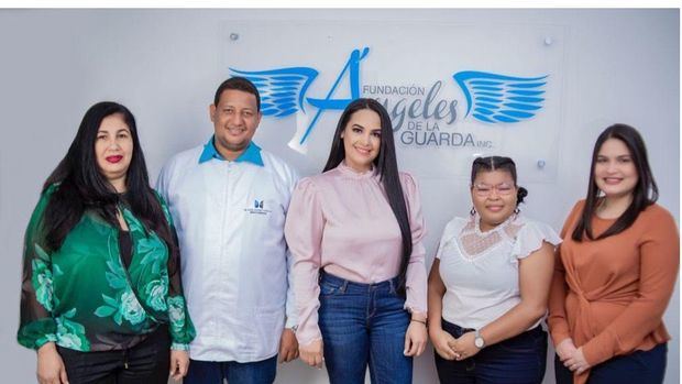 Lucero Mañón, Lenin Ant. Núñez, Pilar Sánchez Romero, Keren Morevic y Diana Marcano, equipo fundación Ángeles de la Guarda.