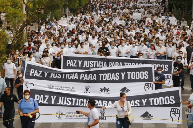 Personas se manifiestan en la Marcha por la Paz y la Justicia hoy, en la ciudad de Guadalajara, estado de Jalisco, México.