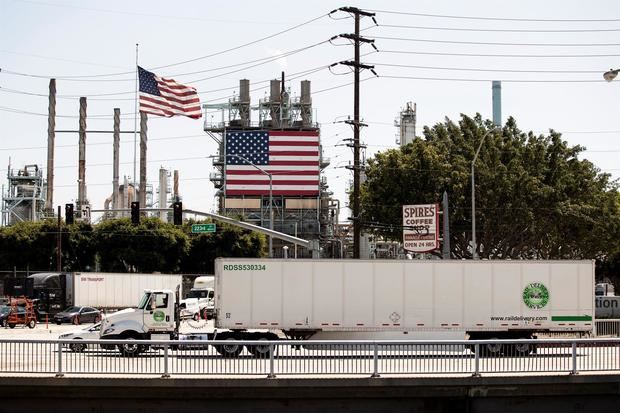 Vista de una refinería en Long Beach, en Los Ángeles, California (EE.UU.), en una fotografía de archivo.