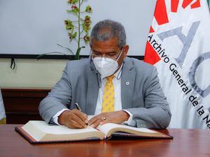 El ministro Castillo durante la firma del libro de visitantes distinguidos.