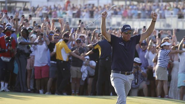 El estadounidense Phil Mickelson celebra tras ganar el Campeonato del PGA en el Ocean Course en la Isla Kiawah, Carolina del Sur, EE.UU.