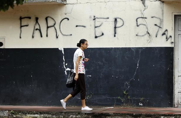 Fotografía fechada el 19 de febrero de 2022 de grafitis de las disidencias de las Farc en Puerto Nariño, Colombia.