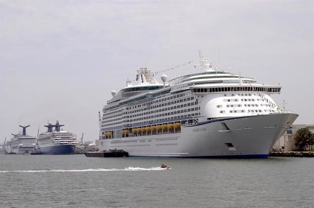 En la imagen, un barco propiedad de la línea de cruceros Royal Caribbean International, en el Puerto de Miami. 
