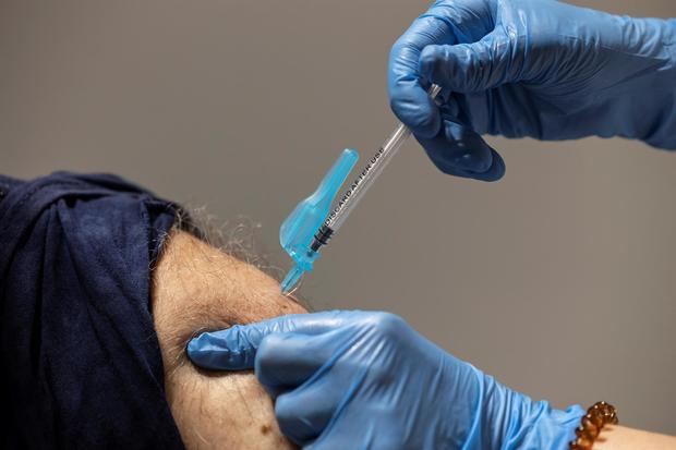 Una persona recibe la segunda dosis de la vacuna contra la covid-19 de Pfizer.
