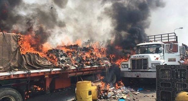 Camiones con provisiones para Venezuela fue incendiado. 