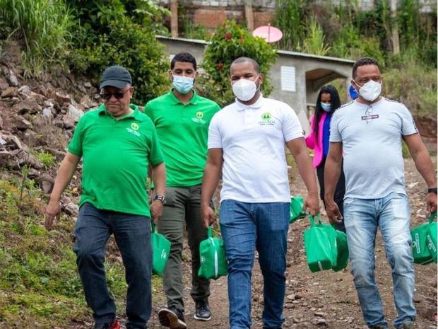 Personal de Cooperativa Vega Real llegando a la comunidad de Los Fríos, de Padre Las Casas para el operativo social.