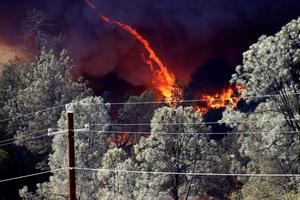 Vista del incendio bautizado como Glass, a las afueras de la ciudad de Deer Park en el condado de Napa, California, EE.UU.