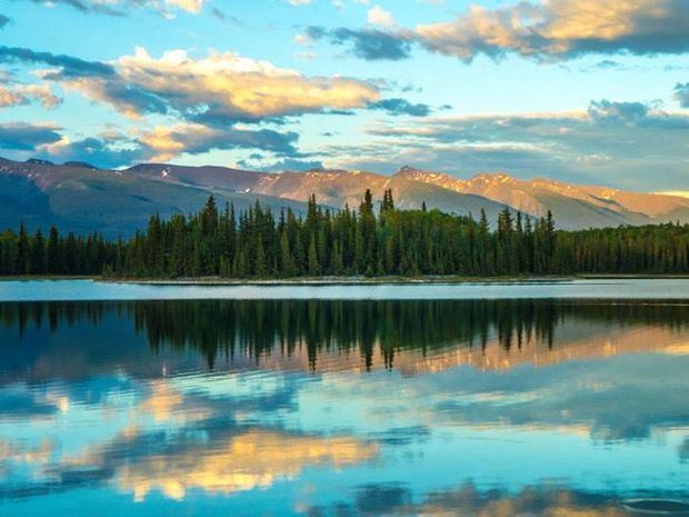 El parque provincial del lago Boya en British Columbia, Canadá, a media noche.