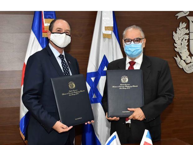 Miguel Ceara Hatton, ministro de Economía, Planificación y Desarrollo, y Daniel Biran Bayor Embajador de Israel, firman acuerdo de cooperación. 