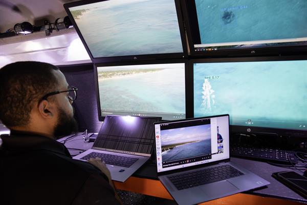 Un integrante de la Unidad de Defensa 911 de República Dominicana fue registrado este jueves, 13 de marzo, al observar las imágenes transmitidas por un dron, durante un operativo de búsqueda de la joven turista indo-estadounidense Sudiksha Konanki, en Punta Cana (República Dominicana). 