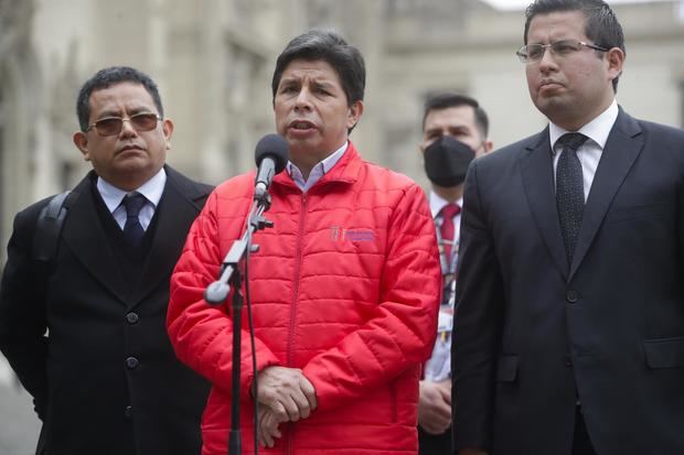 Fotografía cedida por la presidencia de Perú del presidente Pedro Castillo dando declaraciones a las afueras de la Fiscalía, hoy en Lima, Perú.