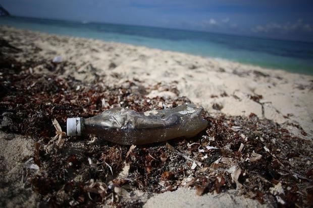 Desechos plásticos en una playa cercana a la ciudad de Cancún, México.