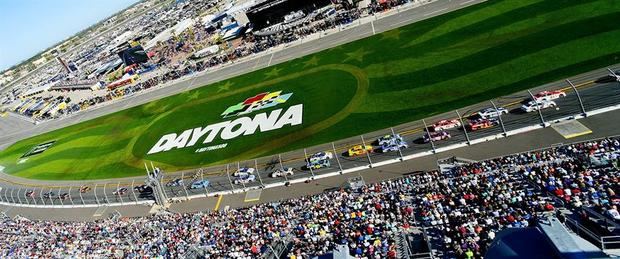 La primera carrera está programada para el 17 de mayo, en Darlington (Carolina del Sur). El escenario será la súper pista ovalada con 70 años de antigüedad, la de mayor existencia en la historia de la NASCAR, la Darlington Raceway. 