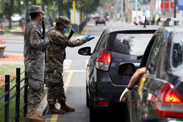 Autoridades realizan controles hoy lunes en las calles de Lima. 