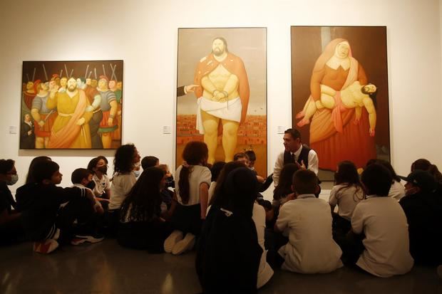 Un grupo de niños observa algunas de las obras del artista colombiano Fernando Botero durante un acto conmemorativo por la celebración de sus 90 años, hoy, en el Museo de Antioquia en Medellín, Colombia.

