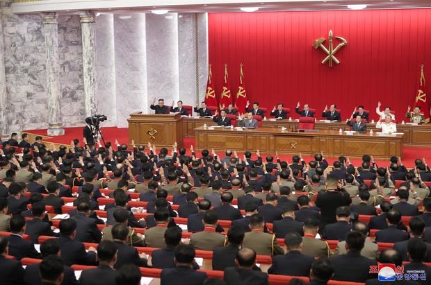 Reunión plenaria del partido único norcoreano en Pyongyang.
