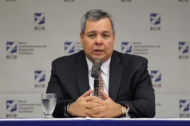 En la imagen, el presidente del Banco Centroamericano, Dante Mossi. 