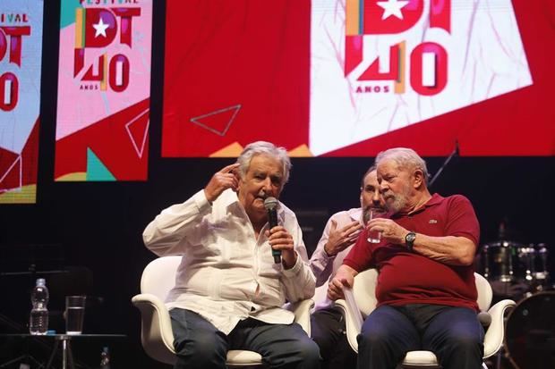Los expresidentes Luiz Inácio Lula da Silva (d) (Brasil) y José 'Pepe' Mujica (i) (Uruguay), dos de los mayores líderes de la izquierda en América Latina, dialogan sobre la coyuntura política de la región en el marco de un acto en Río de Janeiro para conmemorar los 40 años del Partido de los Trabajadores (PT), este sábado, en la ciudad de Rio de Janeiro, Brasil.