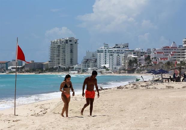 Turistas disfrutan hoy la apertura del balneario de Cancún, en el estado de Quintana Roo, México.