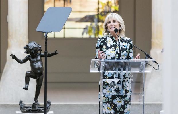 La primera dama estadounidense, Jill Biden, habla durante la inauguración de la exposición del Museo Metropolitano de Nueva York (Met) titulada “In America: an Anthology of Fashion”, este 2 de mayo de 2022, en Nueva York.