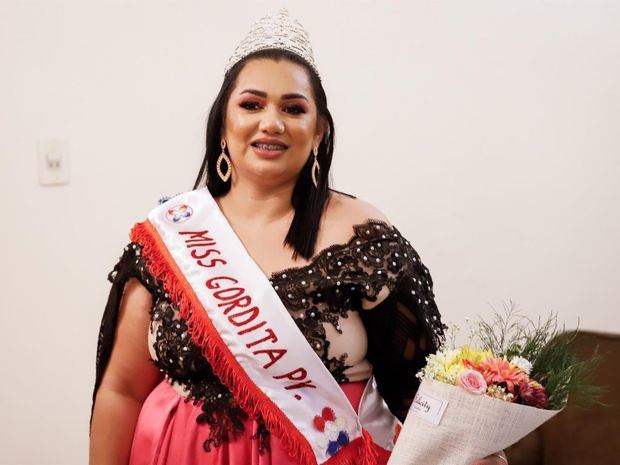 La paraguaya Tatiana Aquino posa tras ganar el concurso Miss Gordita Paraguay 2021, hoy, en el Hotel España, en Asunción, Paraguay.