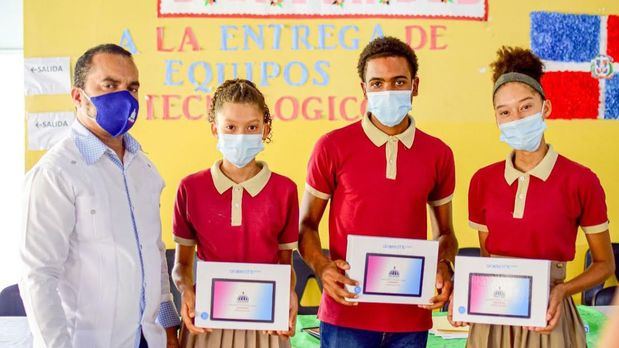 Ministerio de Educación entrega 17,873 equipos tecnológicos a estudiantes de Samaná.