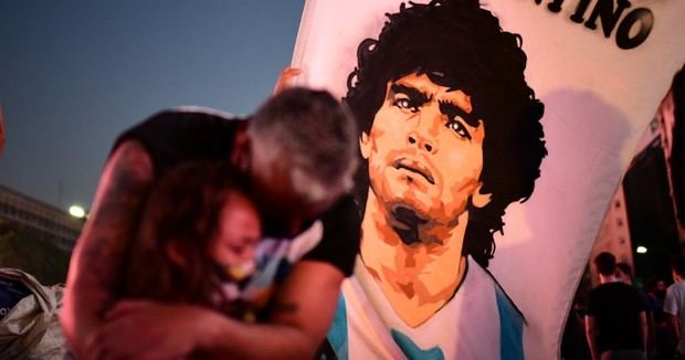 Un emotivo aplauso marcó el comienzo del adiós a Maradona.