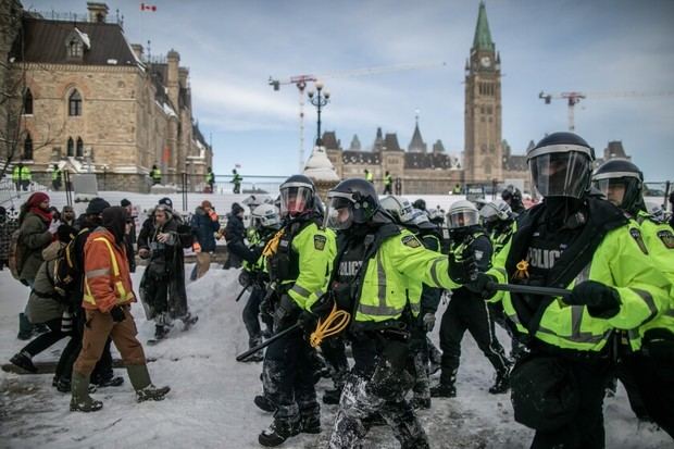 Casi 200 detenidos en una operación para dispersar la protesta antivacunas en Ottawa.
