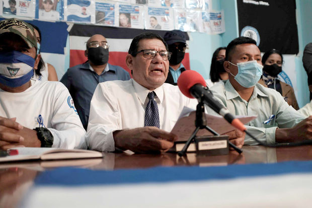 Gerardo Sánchez, uno de los dirigentes de la Unidad Democrática Nicaragüense, habla hoy durante una rueda de prensa en San José, Costa Rica.