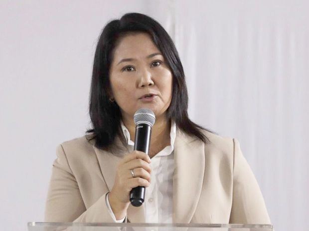 La candidata derechista peruana Keiko Fujimori habla durante una rueda de prensa hoy en Lima, Perú.