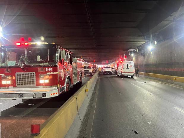 Bomberos y DIGESETT responden a colisión que provocó fuga de gas en Santo Domingo