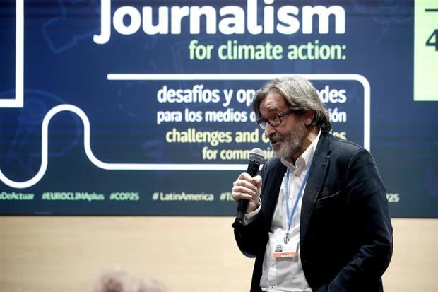 El director de EFEverde, Arturo Larena participa de un panel que debate sobre el papel del periodismo como agente de cambio en materia de emergencia climática.