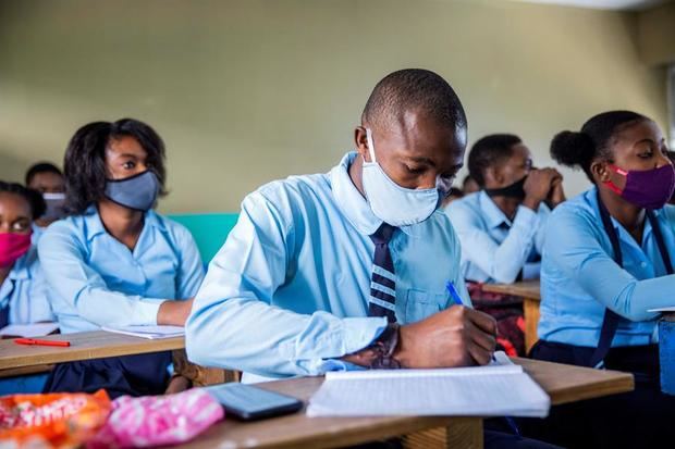 Estudiantes, usando tapabocas, retoman clases luego de cinco meses de cierre debido a la pandemia de coronavirus, este lunes, en Puerto Príncipe (Haití).