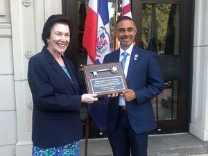 Embajadora Sonia Guzmán recibe llave de la ciudad de Lawrence