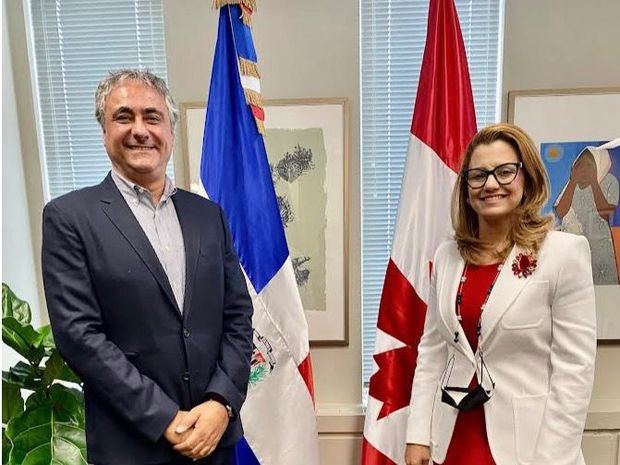 El señor Robert Saad, presidente CEO de la empresa, expuso sus planes a la embajadora dominicana en Canadá, Michelle Cohén, durante una reunión de negocios.