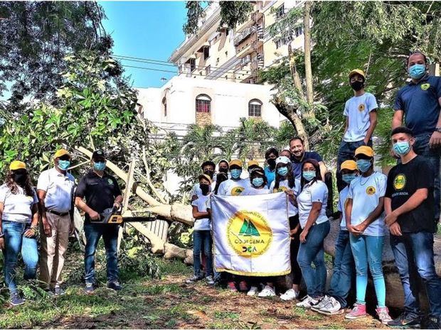 Personal y socios de COOPSEMA al iniciar el operativo de recoger  escombros en el parque El Bosque de la Vida, en Santo Domingo, próximo a su sede.