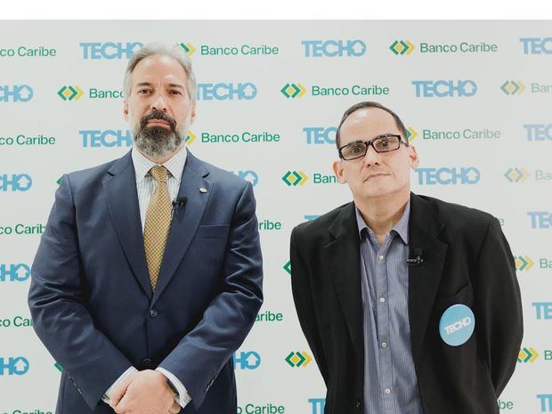 El presidente ejecutivo de Banco Caribe, Dennis Simó Álvarez y el presidente de Techo RD, Miguel Cunillera.
