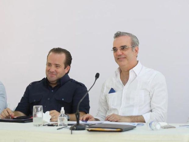 José Ignacio Paliza junto al Presidente Abinader.