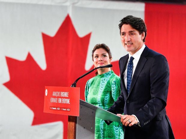 El primer ministro de Canadá y líder del Partido Liberal canadiense, Justin Trudeau (d), fue registrado este martes, junto a su esposa, Sophie Gregoire (i), al ofrecer unas declaraciones, luego de la victoria de su partido en las elecciones generales en su país, en Montreal, Quebec, Canadá.