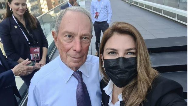 Michael R. Bloomberg junto a Carolina Mejía.