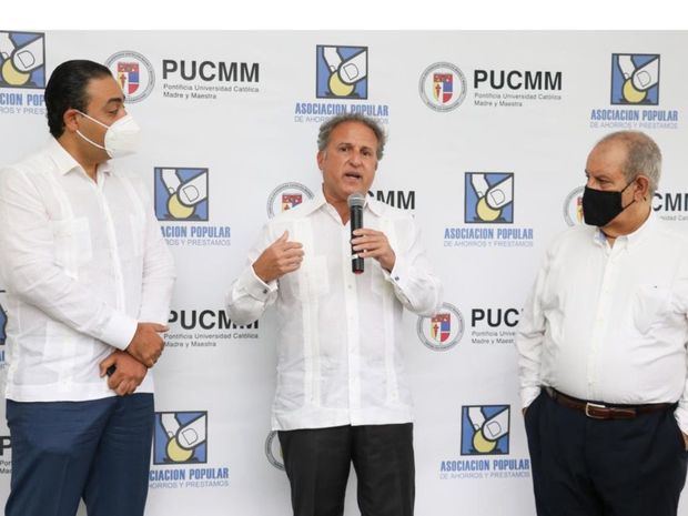 Carlos Sarubbi, vicepresidente de Operaciones y Administración de APAP, Gustavo Ariza, vicepresidente ejecutivo de APAP,  David Álvarez, rector en funciones de PUCMM.