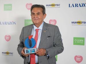 Doctor Gabriel Serrano recibe premio