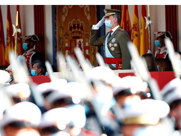 El rey Felipe VI preside el desfile militar del 12 de Octubre en el Paseo de la Castellana de Madrid para festejar este martes el Día de la Fiesta Nacional.