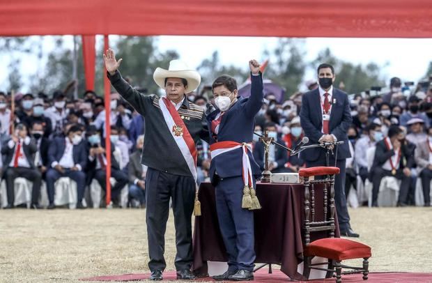 El presidente peruano Pedro Castillo (i) junto a Guido Bellido luego de elegirlo como primer ministro de su Gobierno.