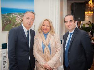 Sr. Jean Pierre Bel, expresidente del Senado francés, Rosa Hernández de Grullón, embajadora dominicana en Francia y Sr. Dimitri Foundoukidis.