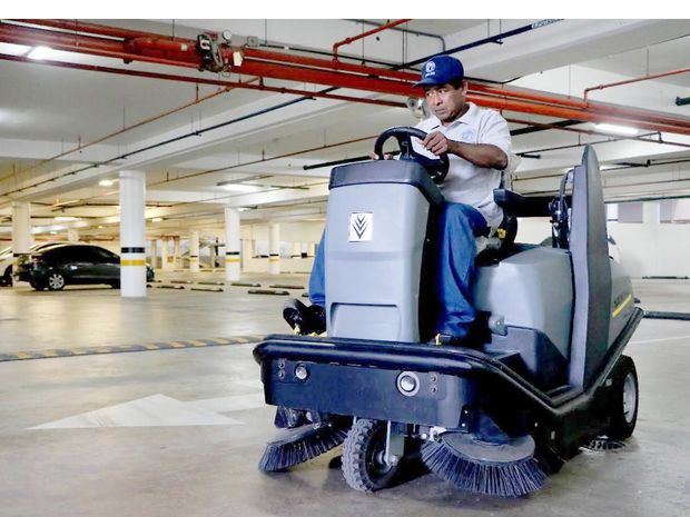 Empresas dominicanas introducen tecnoloía de limpieza para evitar contagios.